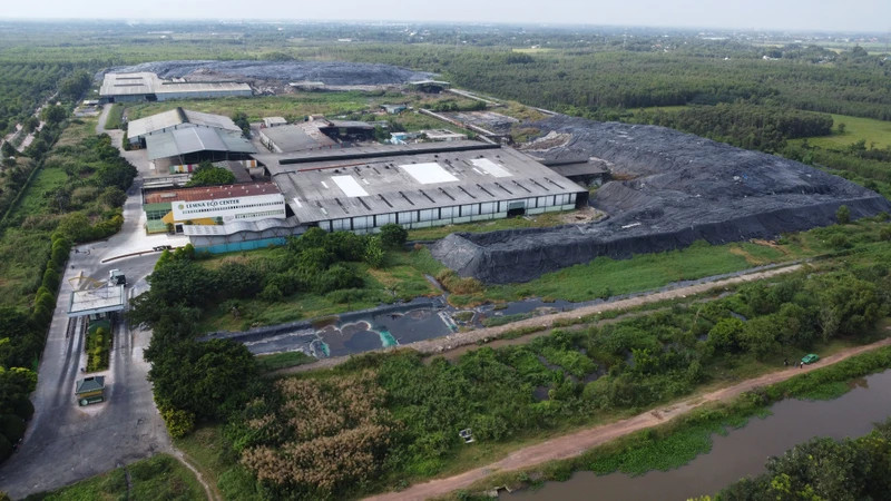Toàn cảnh bãi chứa rác của công ty cổ phần Vietstar.