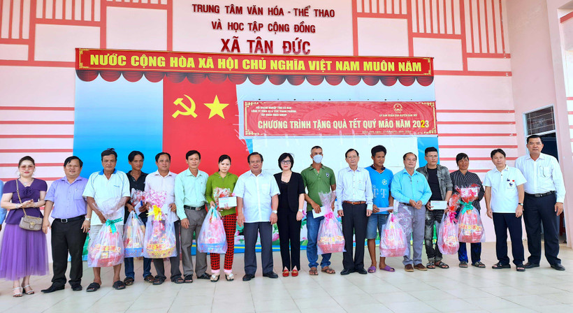 Thêm 360 phần quà Tết Quý Mão 2023 được lãnh đạo tỉnh Cà Mau trao tận tay hộ dân hoàn cảnh khó khăn huyện Đầm Dơi. 