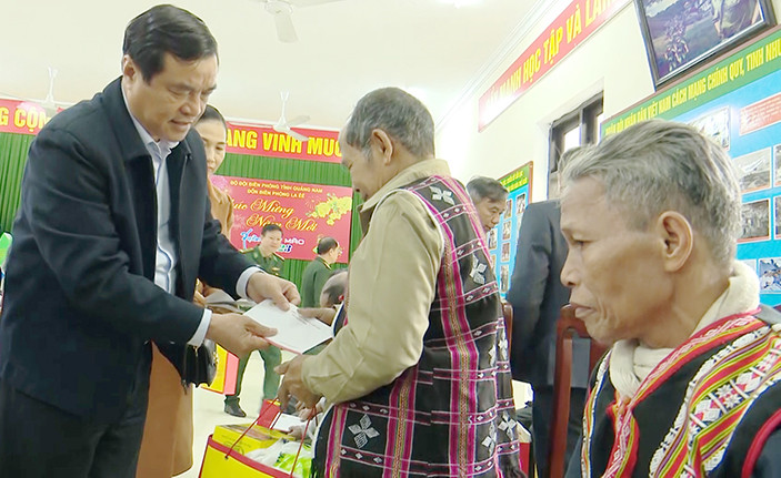 Bí thư Tỉnh ủy Phan Việt Cường tặng quà già làng xã La Êê (huyện Nam Giang).