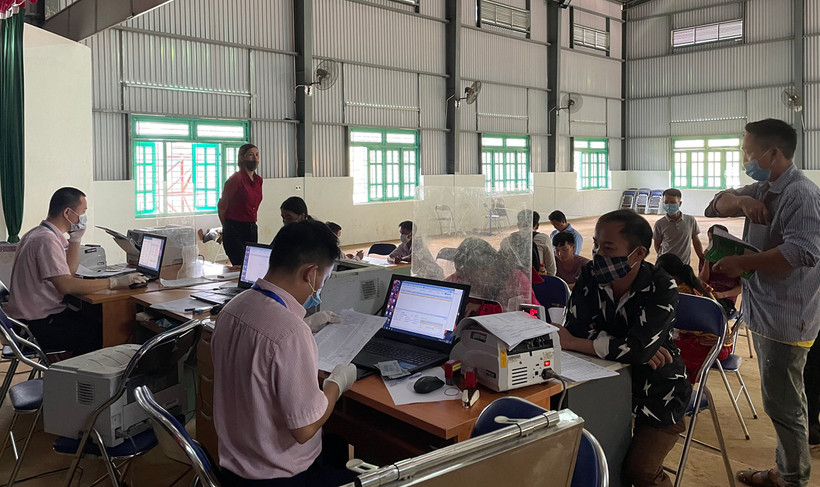 Ngân hàng chính sách-xã hội Tuần Giáo chi trả tiền dịch vụ môi trường rừng cho các chủ rừng tại huyện Tuần Giáo.