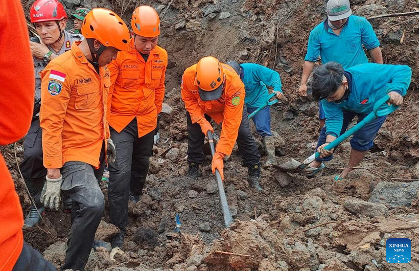 Lực lượng cứu hộ đang tiến hành các hoạt động cứu hộ cứu nạn sau vụ lở đất xảy ra ở làng Ubung Kaja thuộc Denpasar, Bali, Indonesia. (Ảnh: Tân Hoa xã)