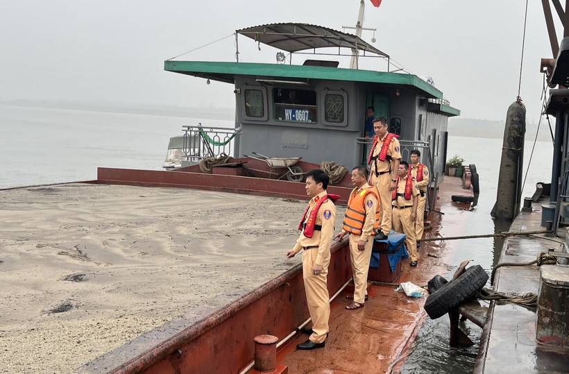 Tuần tra kiểm soát phát hiện hai tàu hút cát trái phép.