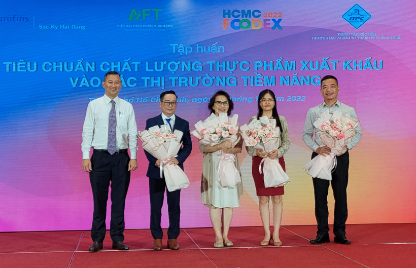 Lãnh đạo ITPC tặng hoa cho các diễn giả.