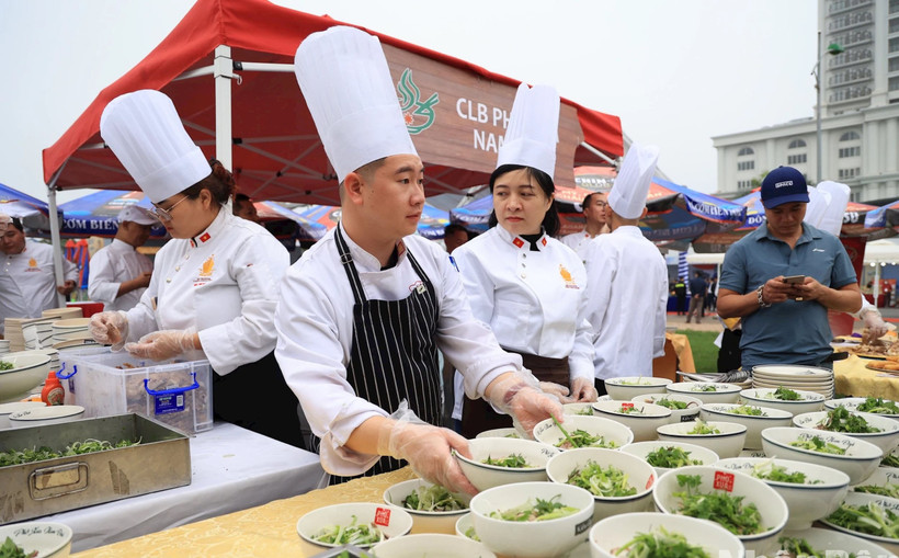 Các nghệ nhân chuẩn bị phở cho khách tại Festival Phở 2024. (Ảnh ND)