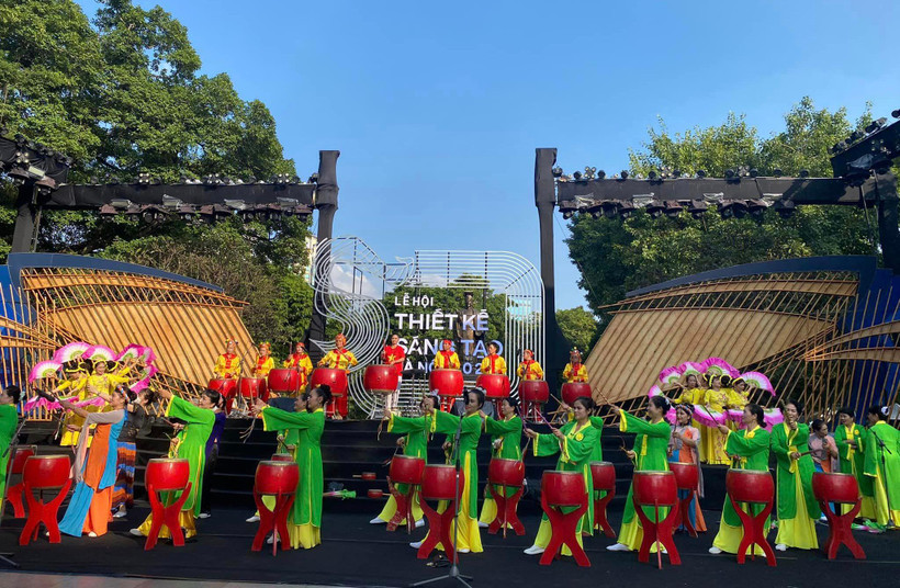 Màn biểu diễn trống hội tạo không khí sôi nổi trong Liên hoan.