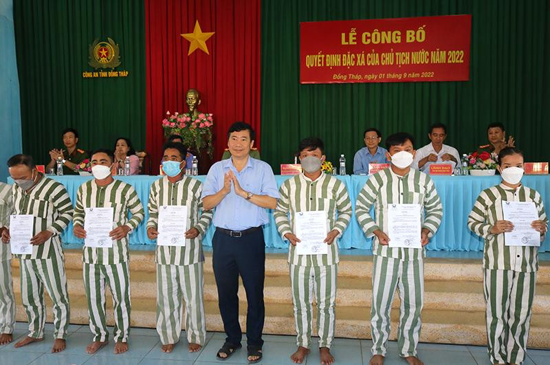 Chủ tịch Ủy ban nhân dân tỉnh Đồng Tháp Phạm Thiện Nghĩa trao quyết định đặc xá cho phạm nhân tại Trại tạm giam Công an tỉnh. (Ảnh: ĐOÀN DIỂU)