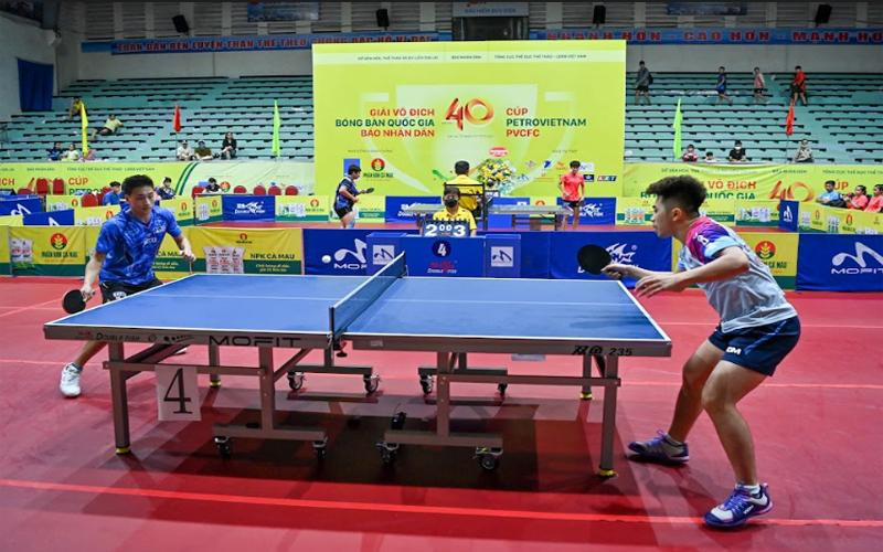 Mở màn cho trận chung kết đồng đội nam là cuộc đối đầu giữa hai tay vợt hàng đầu của bóng bàn Việt Nam, Nguyễn Đức Tuân (Long Hải-Hải Dương 1) gặp Nguyễn Anh Tú (Hà Nội 1).