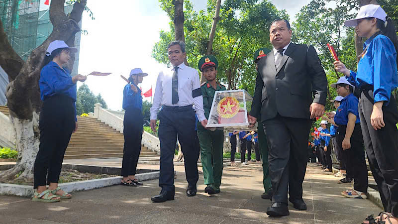 Bí thư Tỉnh ủy Gia Lai Hồ Văn Niên và đại diện lãnh đạo tỉnh STung Treng tiễn đưa hài cốt liệt sĩ về nơi an táng. 