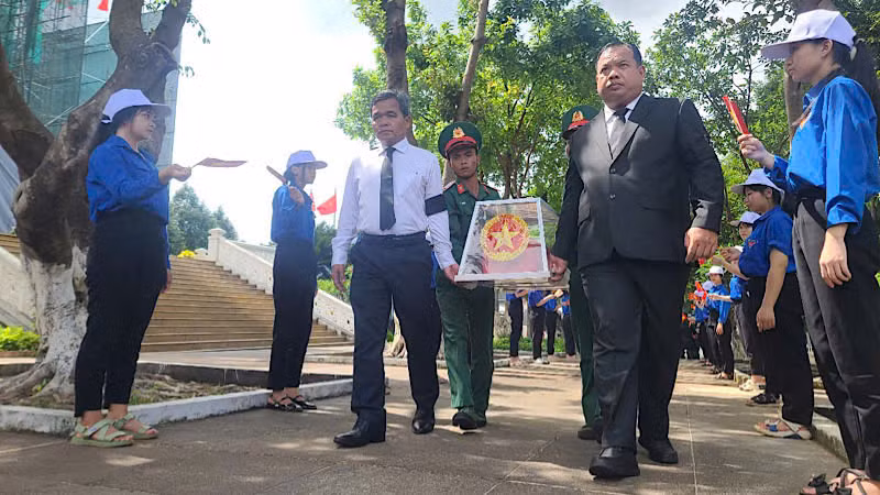 Bí thư Tỉnh ủy Gia Lai Hồ Văn Niên và đại diện lãnh đạo tỉnh STung Treng tiễn đưa hài cốt liệt sĩ về nơi an táng. 