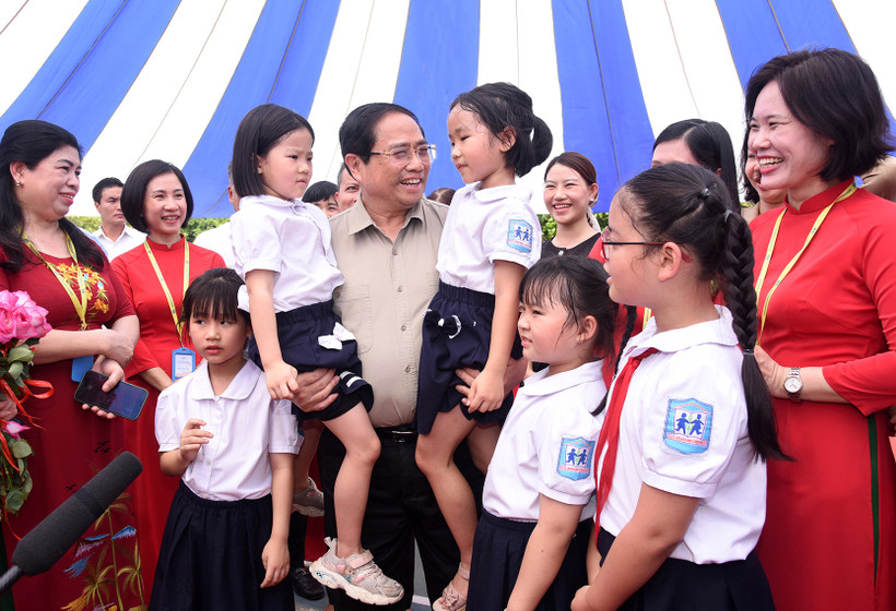 Thủ tướng Phạm Minh Chính thăm cô giáo và các em học sinh có hoàn cảnh đặc biệt tại Trường Phổ thông dân lập Hermann Gmeiner.
