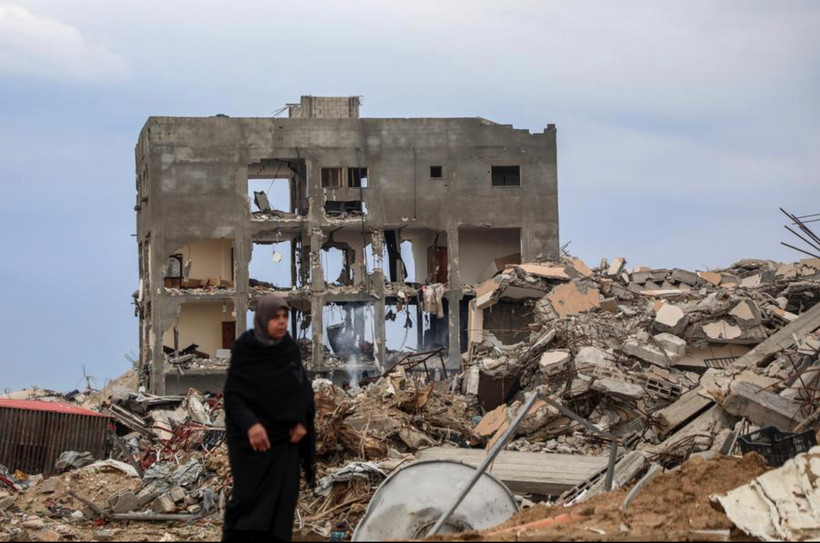Một phụ nữ Palestine đứng trước đống đổ nát của những ngôi nhà gần Netzarim ở trung tâm Dải Gaza. Ảnh: Tân Hoa xã