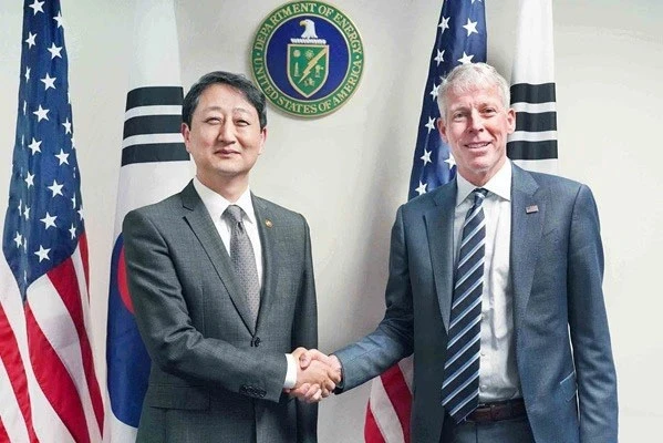 Bộ trưởng Công nghiệp Hàn Quốc Ahn Duk Geun và Bộ trưởng Năng lượng Mỹ Chris Wright. (Nguồn: Yonhaps)