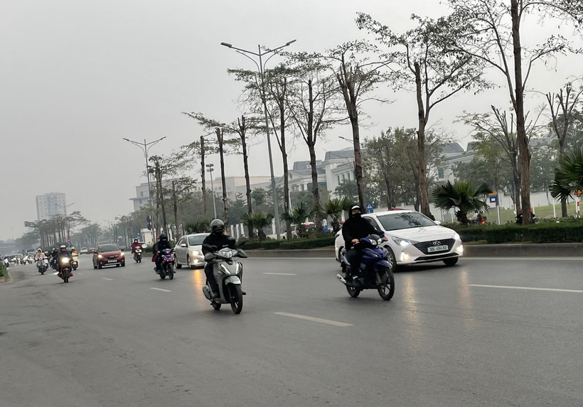 Khu vực Hà Nội sáng sớm có sương mù nhẹ rải rác. Ảnh: Đ.T