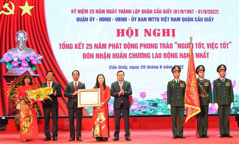 Thừa ủy quyền của Chủ tịch nước, lãnh đạo Thành uỷ Hà Nội đã trao Huân chương Lao động hạng Nhất cho Đảng bộ, chính quyền và nhân dân quận Cầu Giấy.
