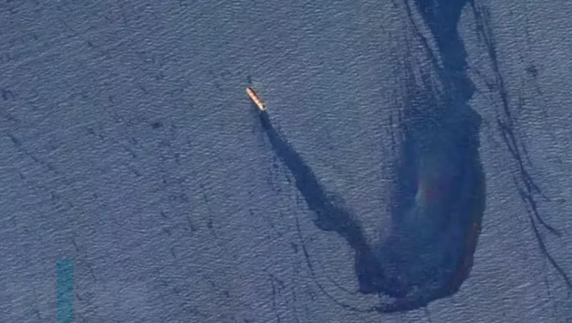 Hình ảnh do Bộ chỉ huy Trung tâm Mỹ đăng ngày 23/2/2024 cho thấy vệ dầu loang dài từ tàu M/V Rubymar của Anh trên Vịnh Aden sau khi bị lực lượng Houthi tấn công, ngày 18/2/2024. (Ảnh minh họa: AFP/TTXVN)