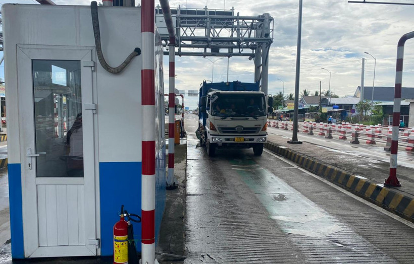 Xe qua trạm thu phí được đặt trên quốc lộ 1 Tiền Giang.