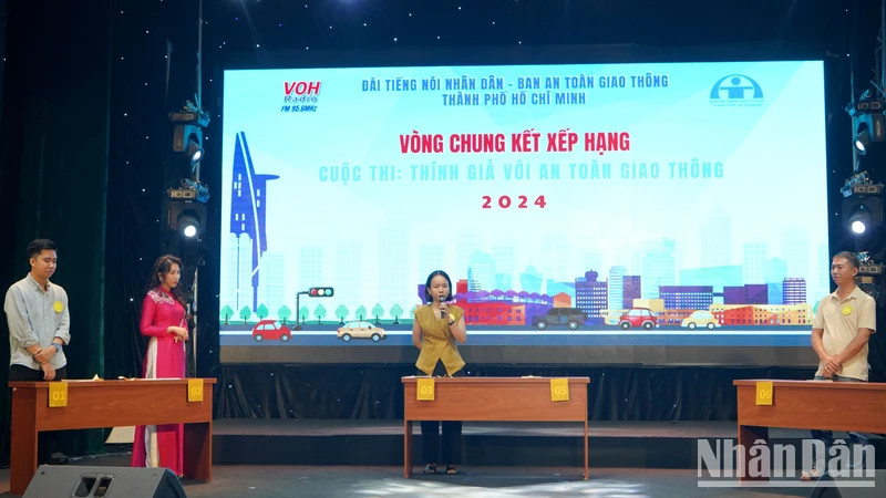 Các thí sinh giải quyết tình huống và ứng xử về chủ đề văn hóa giao thông do cuộc thi đặt ra.