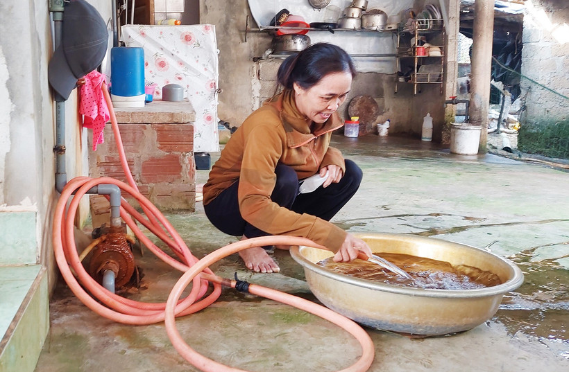 Chị Võ Thị Vĩnh ở xã Ngư Thủy Bắc, huyện Lệ Thủy bơm nước dưới cát lên có màu vàng và mùi hôi phèn nồng nặc.