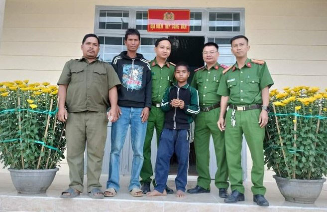 Cháu Đinh Thên đoàn tụ với gia đình sau thời gian bị lạc trong rừng.