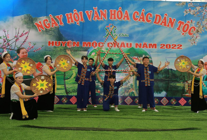 Văn nghệ đậm bản sắc dân tộc tại ngày hội văn hóa các dân tộc Mộc Châu.
