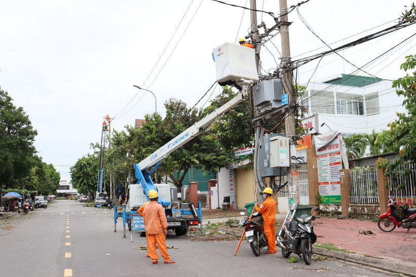 Điện lực Quảng Ngãi huy động mọi nguồn lực khẩn trương khắc phục hệ thống lưới điện sau bão số 4.