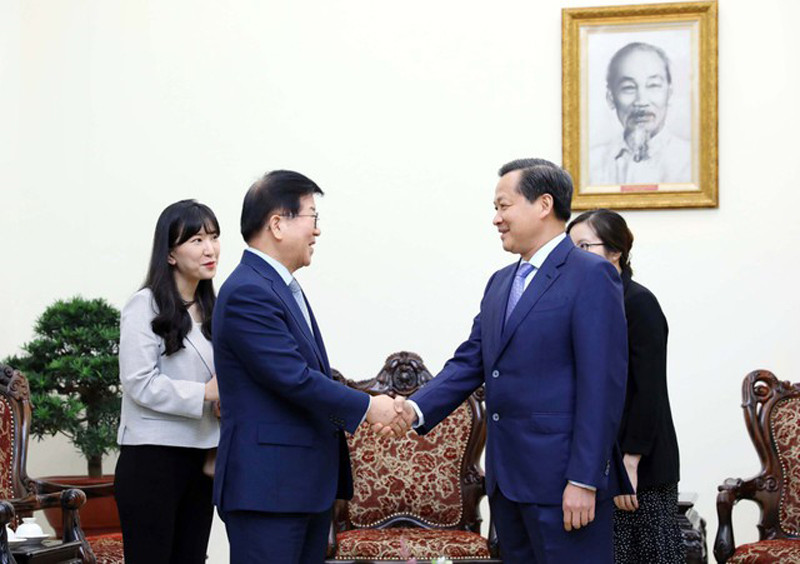 Phó Thủ tướng Lê Minh Khái (bên phải) tiếp cựu Chủ tịch Quốc hội Hàn Quốc Park Byeong-seug.