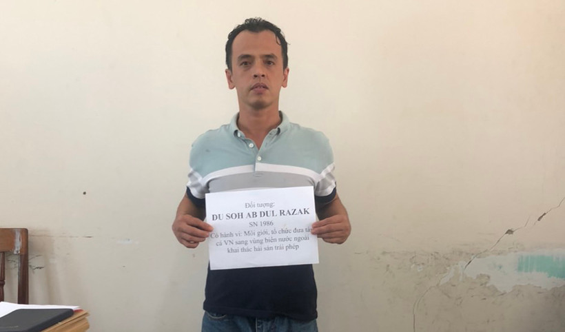 Đối tượng Du Soh Abu Dul Ra Zak bị bắt giữ tại cơ quan chức năng.