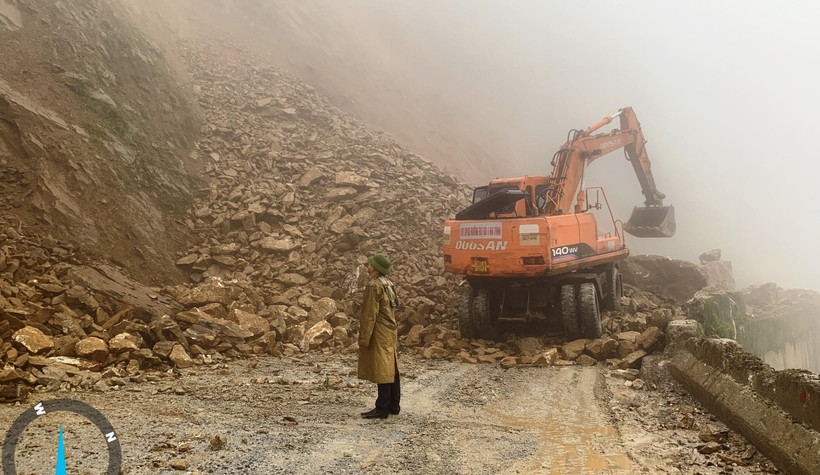 Các đơn vị liên quan huy động nhân lực, máy móc nỗ lực giải tỏa ách tắc Quốc lộ 8A. 