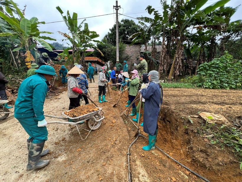 Người dân xã Cao Sơn ra quân tổng vệ sinh thôn, bản.