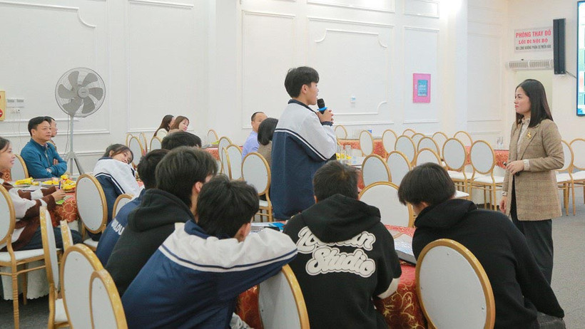 Cán bộ Sở Khoa học và Công nghệ Phú Thọ tư vấn, định hướng, chia sẻ kiến thức và kinh nghiệm khởi nghiệp tại diễn đàn.