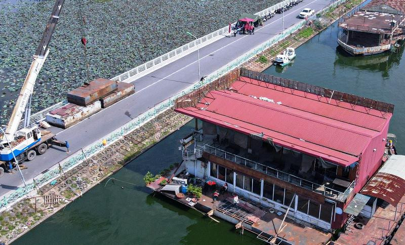 Tháo dỡ du thuyền ở Hồ Tây.