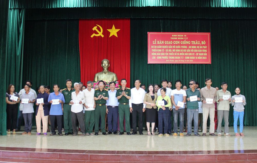 Các hộ dân bốc thăm tại buổi trao con giống.