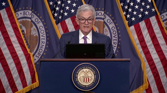 Chủ tịch Fed Jerome Powell phát biểu sau cuộc họp chính sách hôm 1/5/2024. Ảnh cắt từ clip của Reuters