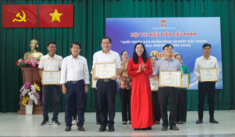 Ban tổ chức trao giải cho các đội tham gia hội thi. 