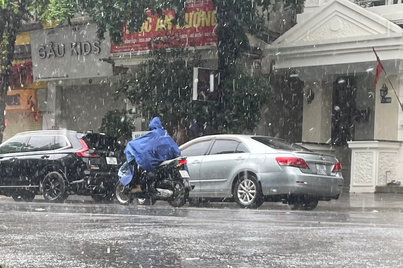 Dự báo khu vực Hà Nội nhiều mây, có mưa rào rải rác và có nơi có dông. (Ảnh: Đ.T)