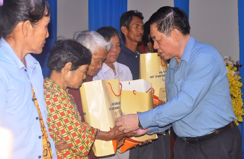 Đồng chí Nguyễn Trọng Nghĩa trao quà cho gia đình chính sách, hộ nghèo tại huyện Tân Phú Đông (Tiền Giang).