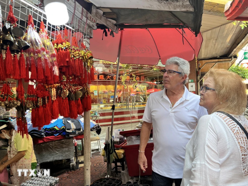 Khách du lịch nước ngoài tại khu Chinatown ở Bangkok. 
