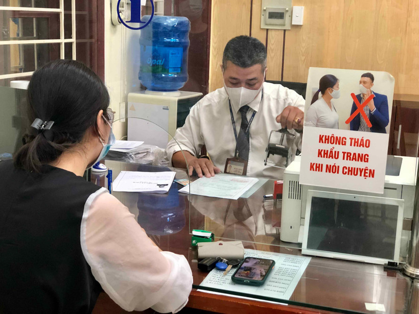 Công chức phường Vĩnh Tuy (quận Hai Bà Trưng) giải quyết thủ tục hành chính cho công dân. Ảnh: Ngọc Trâm.