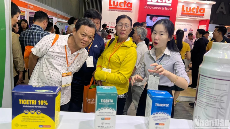 Các doanh nghiệp, cơ sở chăn nuôi tham quan các gian hàng triển lãm. 