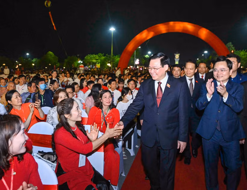 Chủ tịch Quốc hội Vương Đình Huệ với các đại biểu dự buổi lễ.