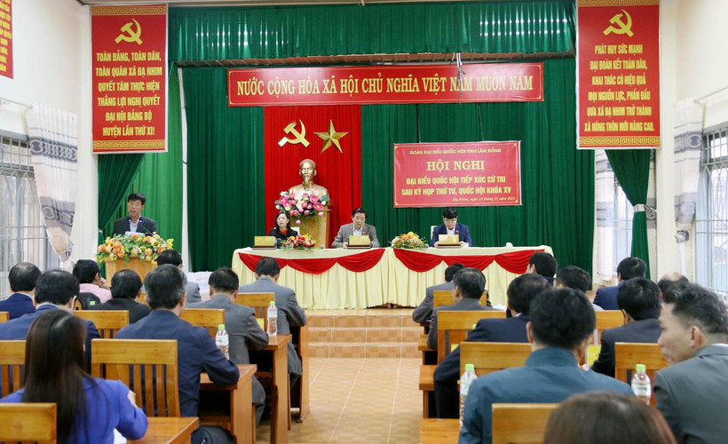 Quang cảnh buổi tiếp xúc cử tri.