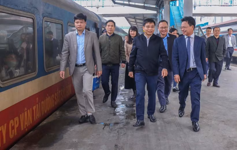 Bộ trưởng Giao thông vận tải Nguyễn Văn Thắng đã trực tiếp kiểm tra, thị sát công tác phục vụ hành khách trong dịp Tết.