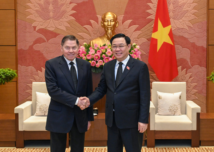 Chủ tịch Quốc hội Vương Đình Huệ chào mừng Chánh án Lebedev Vyacheslav Mikhailovich.