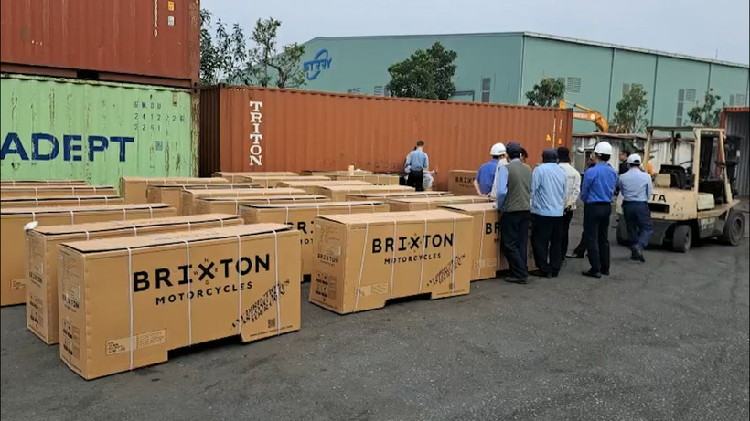 Lực lượng chống buôn lậu Hải quan tạm giữ 52 xe mô-tô hiệu Brixton nghi gian lận xuất xứ, tại cảng Nam Hải (thành phố Hải Phòng) vào ngày 20/2/2023.