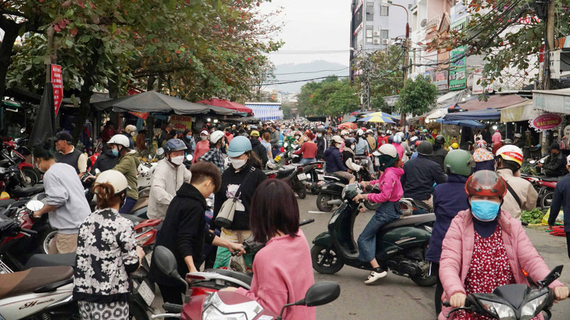 Người, xe tấp nập tại chợ.