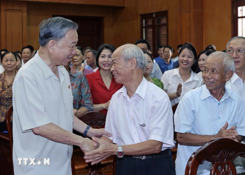 Chủ tịch nước Tô Lâm với các cử tri tỉnh Hưng Yên. 