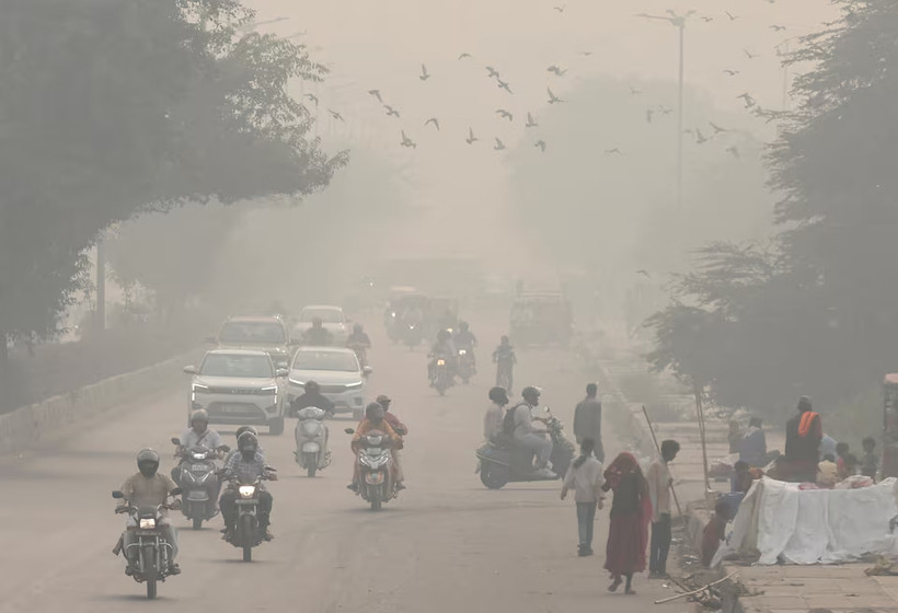 Trên đường phố vào buổi sáng ở New Delhi. Ảnh: Reuters.
