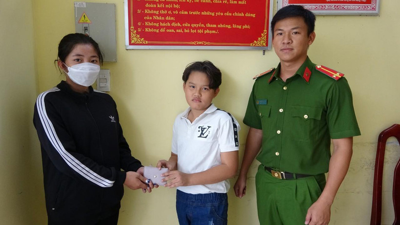 Trần Minh Đạt trao trả chiếc ví nhặt được cho chị N.T.T.T.