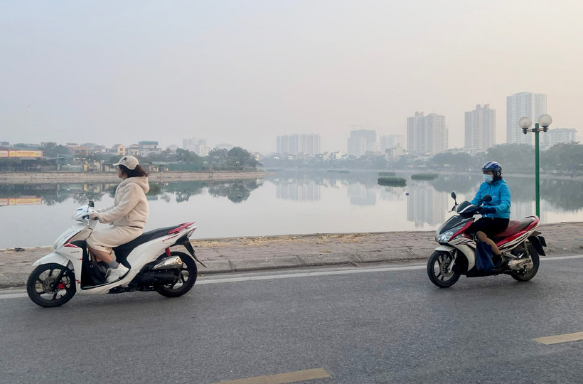 Khu vực Hà Nội sáng sớm có sương mù nhẹ. Trời rét. Ảnh: Đ.T