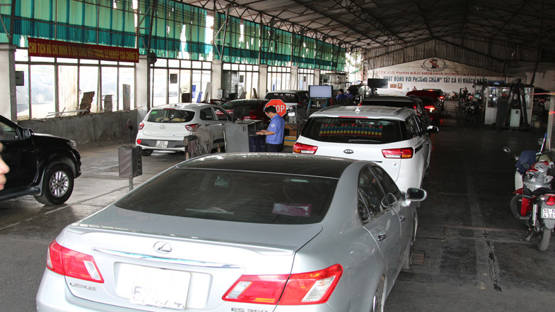 Tình trạng tắc nghẽn tại các Trung tâm đăng kiểm trên địa bàn Thành phố Hồ Chí Minh vừa gây bức xúc cho người đi đăng kiểm, vừa tăng chi phí vận tải hàng hóa. (Ảnh THẾ ANH).